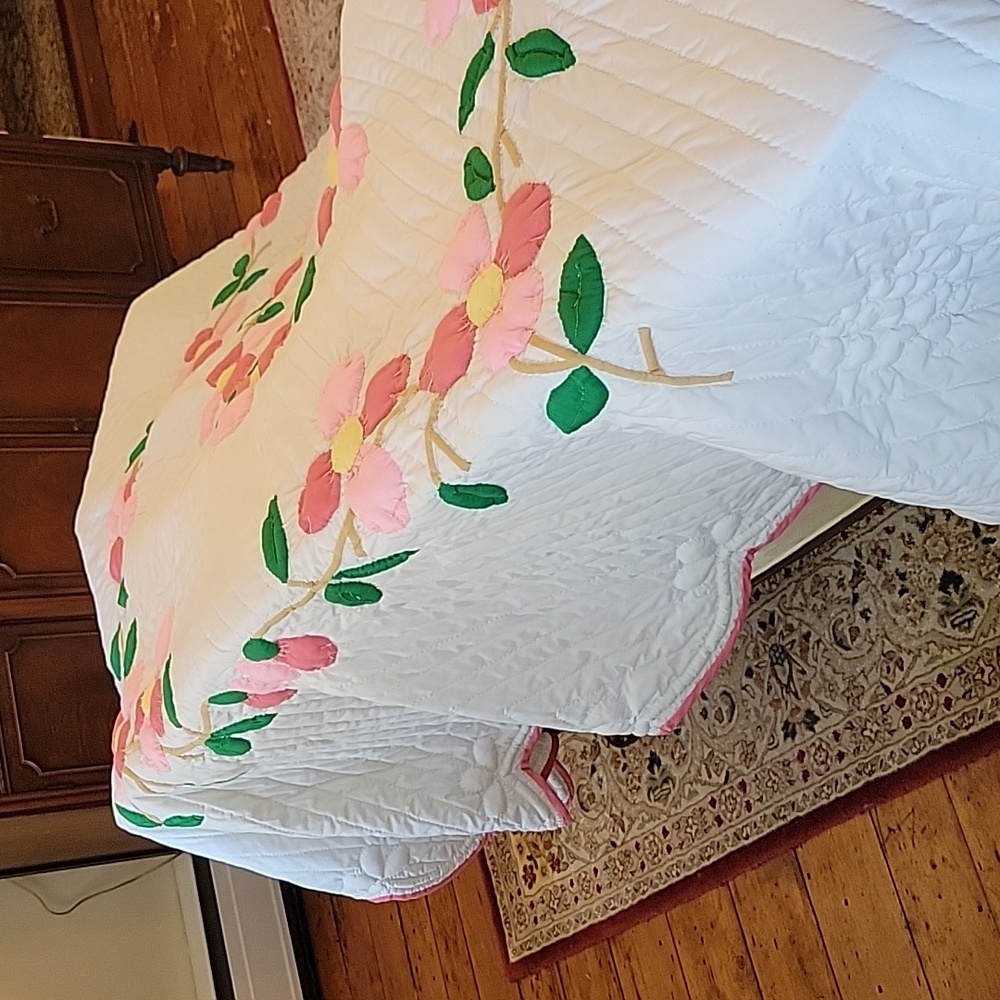 Vtg Handmade Dogwood Quilt - Picture 5 of 6